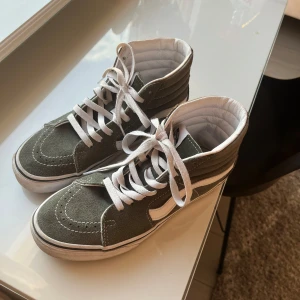 Höga vans - Super snygga höga vans i jättebra skick, mörk gröna. Nästan oanvända💕 Storlek 38