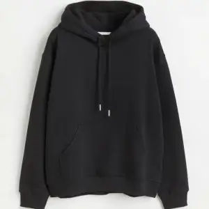 Säljer en klassisk svart hoodie som är perfekt för alla tillfällen. Den har en stor ficka framtill och justerbar dragsko i huvan. Materialet är mjukt och bekvämt, vilket gör den idealisk för både mysiga hemmakvällar och vardagsäventyr. Helt ny (har ej etikett) från hm 