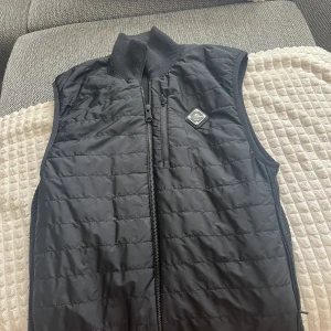 J.lindeberg väst  - Jag säljer en J.lindeberg väst då jag inte använder den längre. Den är i super bra skick och är i storlek S