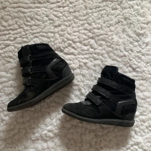 Isabel marant liknande skor - Säljer mina Isabelmarantliknande skor, skriv för mer bilder💗💗högst prisförslag får dem!! 