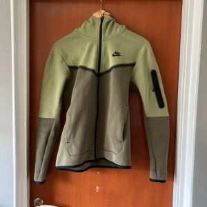 Nike tech - Grön Nike tech i ny skick