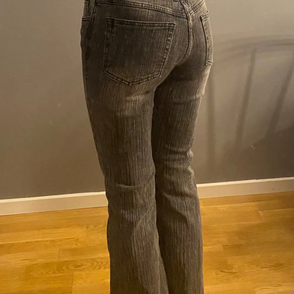 Säljer dessa snygga byxor som är köpt från Brandy Melville. Jeansen heter ”Brielle 90’s jeans”. De är i bra skick! Jag är 167 cm!!. Jeans & Byxor.