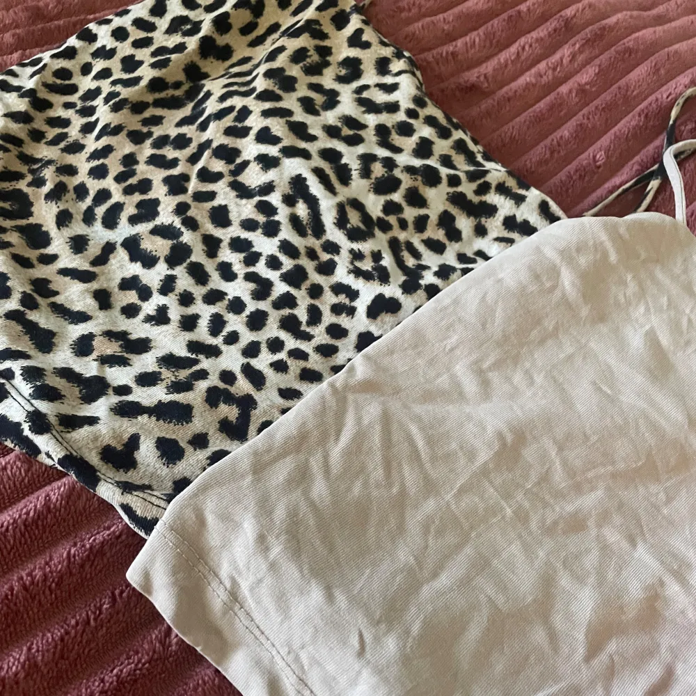 Säljer ett set med fyra snygga tubtoppar i olika färger och mönster. Perfekta för sommaren! En svart, en röd, en beige och en med leopardmönster. De är alla axelbandslösa och i ett mjukt material som känns skönt mot huden. Passar perfekt till både vardag och fest!. Toppar.