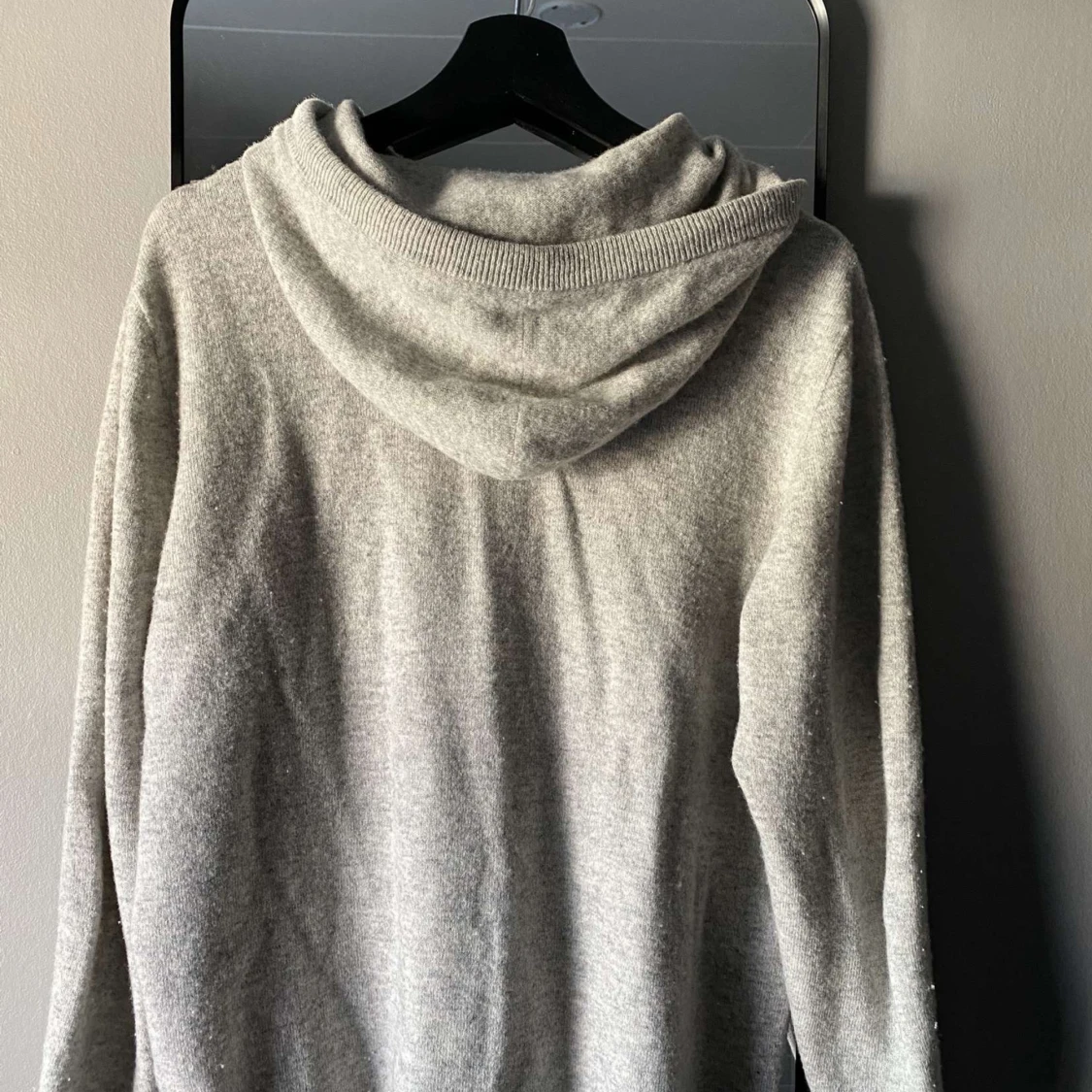 Grå stickad hoodie - 92