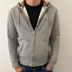 Burberry zip M/S - Mycket använd därav priset, däremot äkta. Inget kvitto, köpt i schweiz. M passar S
