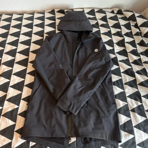Sail raicing regnjacka  - Säljer nu denna sail raicing jacka då den ej passar längre. Skyddar riktigt bra mot regn, jackan är lite längre i modellen. Skick: 8/10 Nypris: 5500kr
