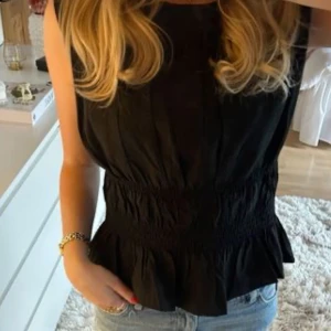 Svart topp från HM - Jättesöt svart tio från HM i storlek S, den är i bra skick och har bara använts fåtal gångar. Skriv vid intresse💕