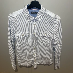 Linneskjorta - Säljer en randig linneskjorta från dressman i mycket bra skick. Skjortan är i Medium.
