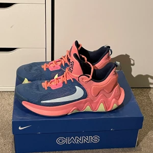 Giannis Immortality 2 - Basketskor som jag säljer för jag växte ur dem för ett tag sen. I storlek 42, de är 8/10 i skick. Boxen ingår.