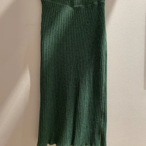 Arket stickad kjol - Vadlång kjol (jag är 165cm) 