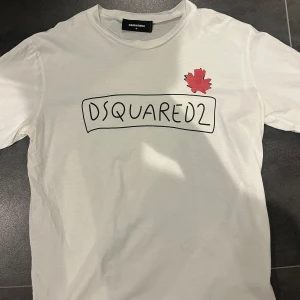 Dsquared2 t-shirt - Jag säljer denna riktigt snygga dsquared2 t shirten. Köpt i butik för ett tag sedan. Har andvänt den några gånger.  Pris går att diskutera!  Skick 9/10