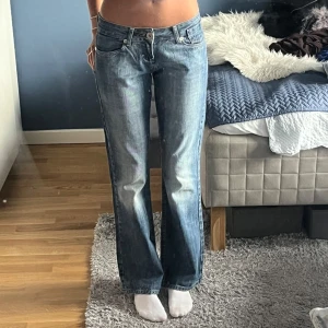 Jättesnygga jeans  - Jättesnygg jeans som jag köpte på Vinted men tyvärr inte passar mig, därav min vän på bilderna. För referens är hon ca 173💙