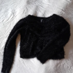 Fluffig midje tröja - Bonprix, stl 40/42, polyamid/acryl. Hundar finns i hemmet.
