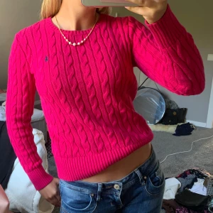 Ralph lauren stickad tröja - Så fin tröja ifrån polo Ralph lauren. Super fint skick, inte använd så mycket. Strl 12-14 men passar mig som har xs-s. Nypris 2000kr, Fler bilder finns💕