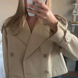 beige trench coat -  Helt ny och oanvand beige trenchcoat från pull&bear, passar xxs-s. nypris 599kr