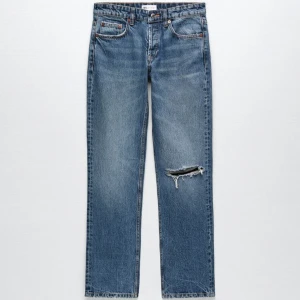 Zara straight Jeans - Säljer nu dessa favoriter från Zara då de inte kommer till användning💕 De är som nya och har inga skador alls! Nypris 349💕