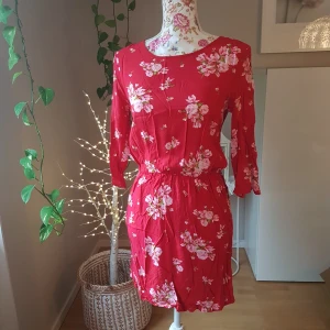 Lätt "bomulls"klänning - Sval & skön. 3/4 ärmar som är rätt smala efter tvätt, verkar krymp till stl 34/XS. Men fint skick! Resår i midjan ~ STOR rensning & klänningsbonanza i min shop ~ Välj 5 för 100kr oavsett pris, skicka medd/lämna som prisförslag (gäller där det står) ~