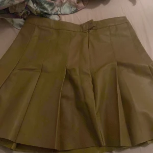  Kjol  - Den är ba använd en gång,det är ett skin kjol , tyckte den va lite för kort och köpte från new yorker, färgen är brun beige aktiv 