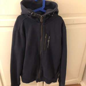 Mörkblå sail racing zip hoodie - Jag säljer min sail racing tröja i strl. S då den inte kommer till användning. Den är i mycket fint skick utan några skador. Skriv för fler bilder. Pris kan diskuteras  Nypris: 1500