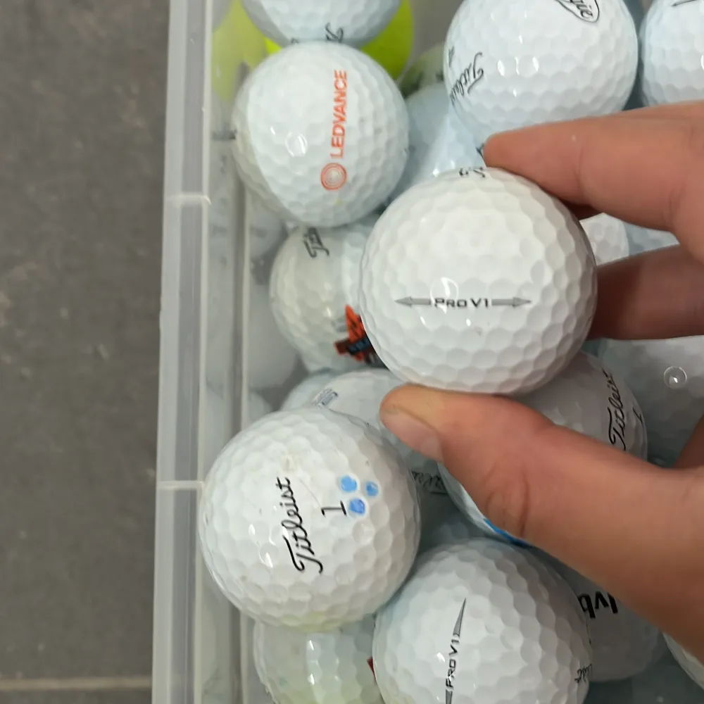 Säljer 50 st pro v1, 50 kr för frakt om du bor utanför Göteborg. A kvalitet på nästan alla bollar.. Accessoarer.