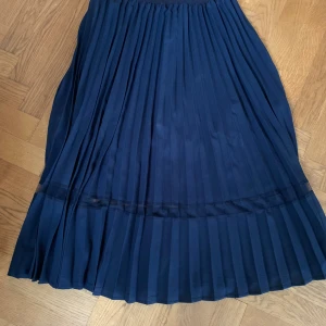 Kjol Lili Sidonio - Strl M/L, fint skick-kjolen har en fin detalj längst ner där man ser igenom.