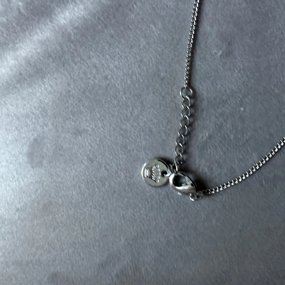 Silverhalsband med glittrig berlock - 92