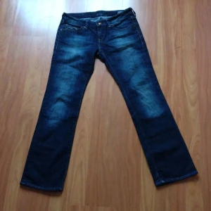 Lågmidjade Mavi jeans - Jättesnygga jeans som e köpta här på plick men de var tyvärr för stora :( De är straight leg. Utmärkt skick. Storlek 29-30 Innerbenslängden:77cm Midjemått rakt över:39cm