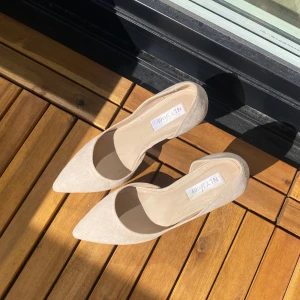 Beige pumps - Superfina beiga pumps i mocka från Nelly i storlek 39, klackhöjd 10 cm. Tyvärr är de för stora för mig och  kommer därför inte till användning, bra skick!🙌🏼🌸 