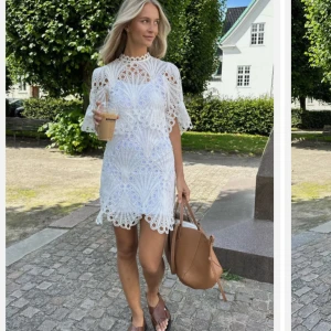 Byic studentklänning - säljer nu denna fina klänning då studentdagen är förbi, inga defekter och endast använd en gång🫶🏼storlek L men passar allt från S-L, är 172 och brukar bäda M i kläder 