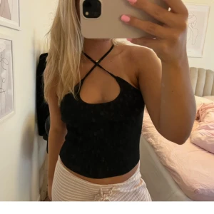 Urringad halterneck topp - Halterneck liknande linne. Stretchigt tyg