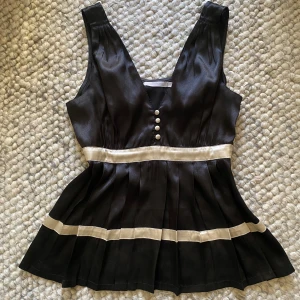 Satintopp - Världens snyggaste topp i satin!! Vita snygga detaljer🤍Bra skick!