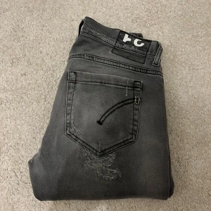 Dondup George - Säljer nu mina sjukt feta och eftertarktade dondup geroge jeans. Storlek 31. Jag på bilden är ungefär 182 och väger 68kg. Nypris ~ 3500. Mitt pris: 1299. Hör av er vid frågor eller funderingar 🤝🏻