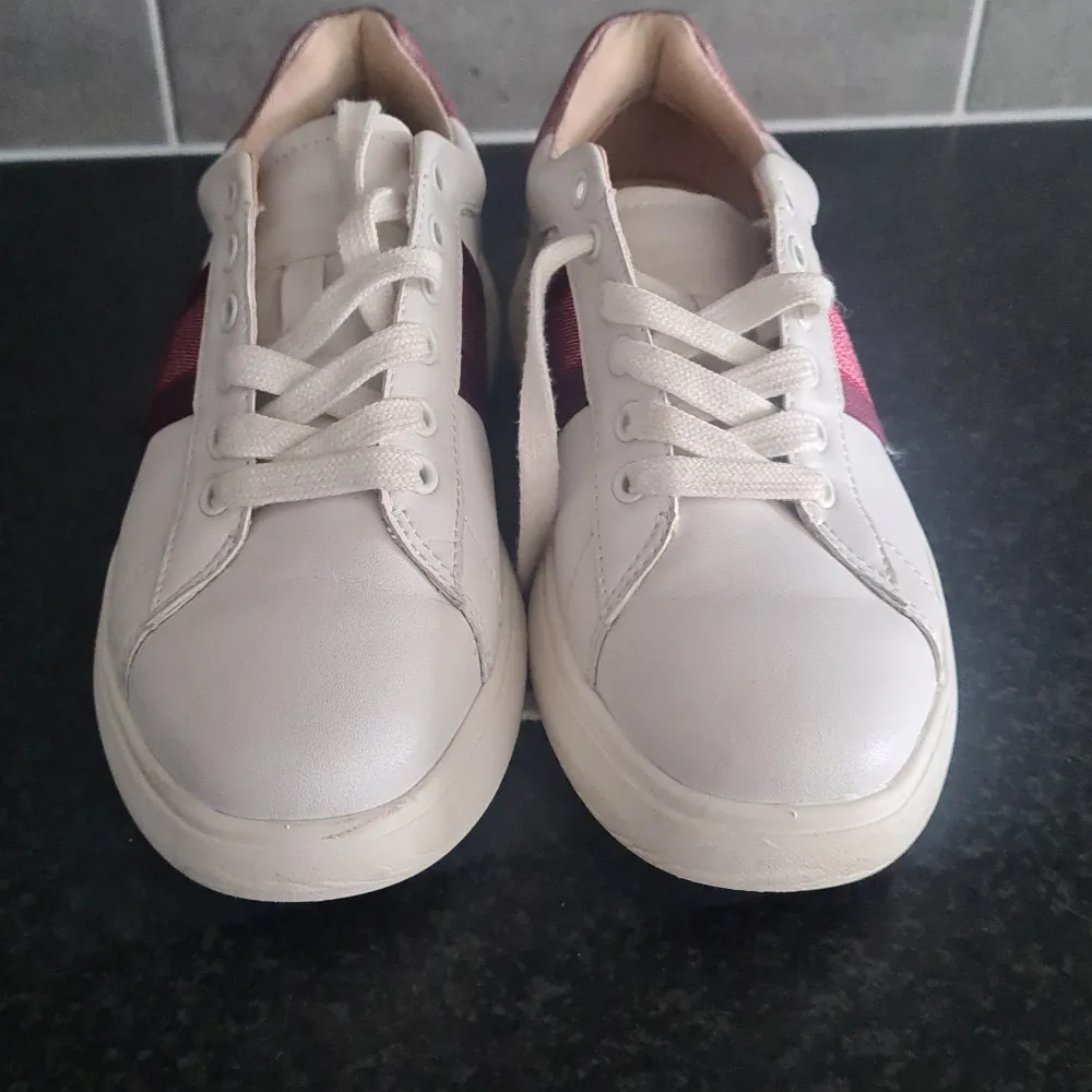 Fina Kate Spade sneakers i toppskick. Stl 37. Skor.