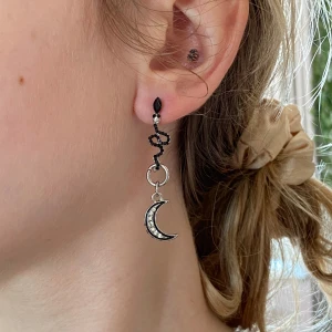 Örhängen - Fina örhängen! Kan skickas med frimärke 18 kr. Säljer massor av smycken, samfraktar gärna