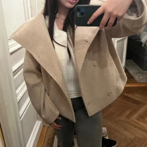 Nakd Kappa - Hej! Säljer min kappa eftersom den inte kommer till användning. Köpte för 999kr. 