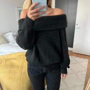 Stickad off-shouldertröja H&M - Säljer denna mysiga stickade tröjan från H&M i storlek S. 