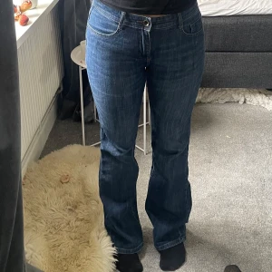 Blåa bootcutjeans - Blåa bootcutjeans med medelhög midja, väldigt skönt material och sitter bra, osäker på storleken men gissar på 38, kan skicka mått om det önskas 
