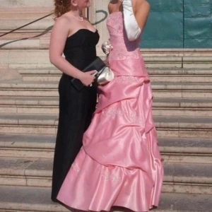 Rosa vintage balklänning - Använt endast två gånger, jättelång så änden är lite smutsig från att gå ute, men kan alltid förkortad eftersom den är extra lång och passar alla höjder. Köpt för 3800kr, säljer för 2000kr men pris kan diskuteras:) passar XS-M på grund av ryggen.