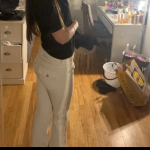 Vita bootcut jeans - Jätte fina jeans från ginatricot som inte kommit till användning där av säljer jag dom! Ny pris 599! Jag är 1,78 passar mig nästan skulle säga att dom passar upp till dig som är 1,74 💕