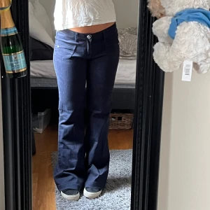 lågmidjade jeans  - säljer fler lågmidjade bootcutjeans💕 midjemått: ca 38,5 innerbenslängd: ca 83