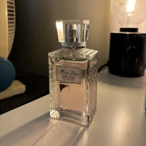 Miss dior bodymist - Använt lite som man kan se på bilden, men inte mycket alls. Säljer då jag inte tycker att doften passar mig. Kartong medföljer ej