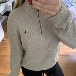 Ralph Lauren zip - En half zip tröja från Ralph Lauren i super skick, kommer tyvärr in tre till användning! Perfekt till hösten 😍