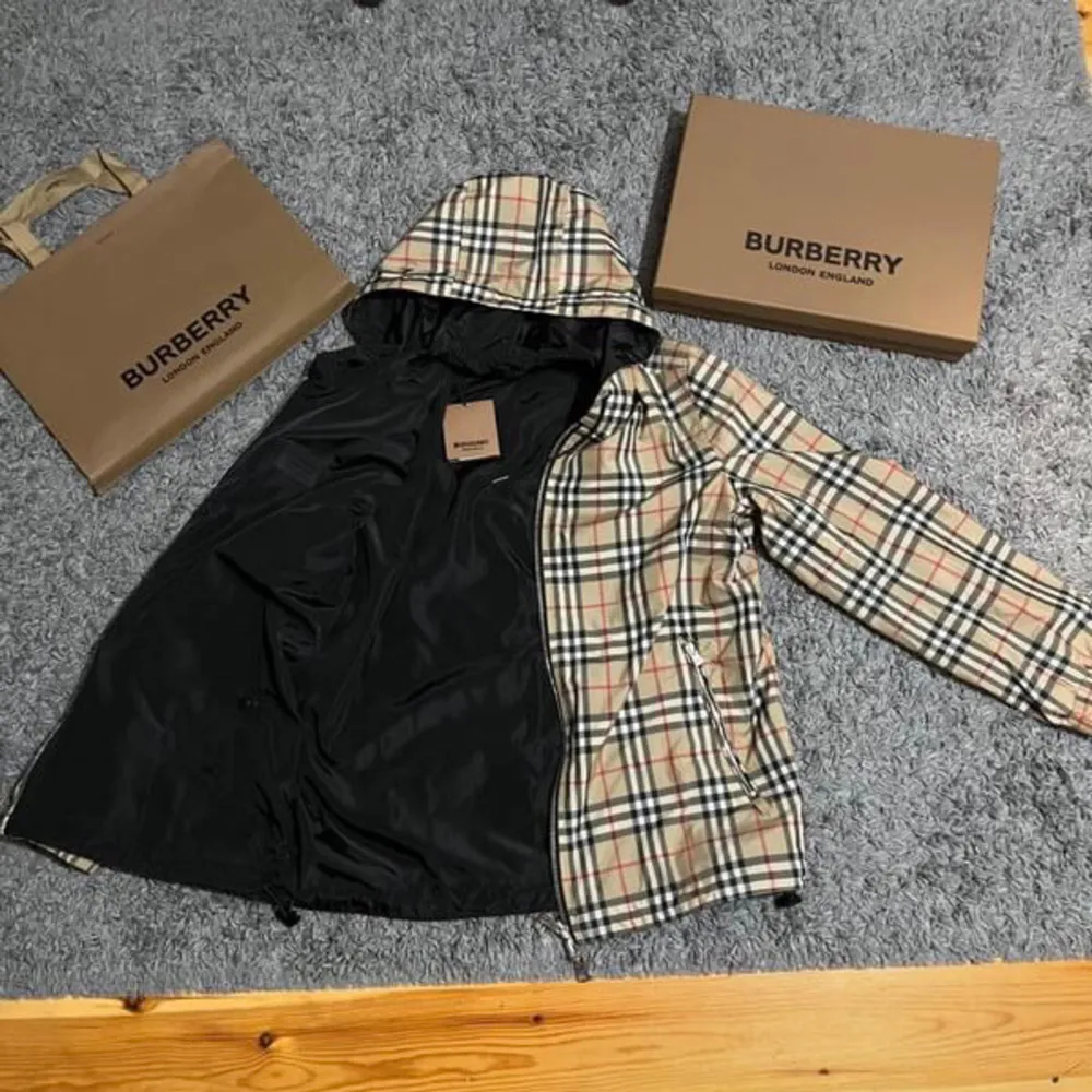 Helt ny och oanvänd Burberry Windbreaker, 10/10 skick. Riktigt snygg och bekväm, passar perfekt nu till hösten. Rekommenderar starkt! . Jackor.