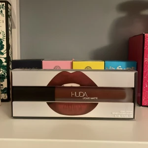 Nytt och oöppnat Huda Beauty läppstift ”First class” - Helt nytt liquid lipstick från Huda Beauty i färgen first class.