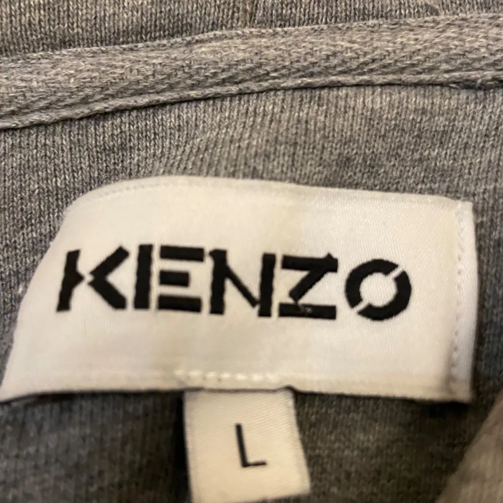 Grå kenzo hoodie i storlek L. Bra skick. Säljes pga att den ej passar mig i storlek. . Tröjor & Koftor.