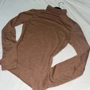 Brun turtleneck 🤎🍂🍄‍🟫🍁 - Fin tunn långärmad turtleneck 🤎 Lite smått ”genomskinlig” men funkar bra ändå🎀 Ej croppad, vanlig längd på tröjan! Pris går att diskutera . Från h&m strl S