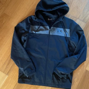Under armour skaljacka - Bra skick  Snygg o populär 