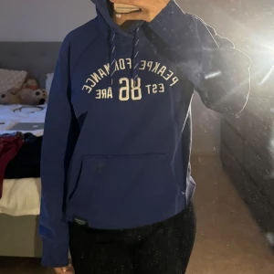 Peak hoodie - Köp gärna med ”köp” knappen🫶🏼  Mindre i storleken, mer som S! 