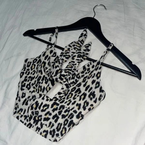 Leopard topp🐆 - Skitsnygg leopardtopp!🐆 Man knyter en liten rosett med banden men skulle gissa på att det går att knyta hursomhelst egentligen. I bra skick, inte använt så mycket!🎀 Från Gina tricot 