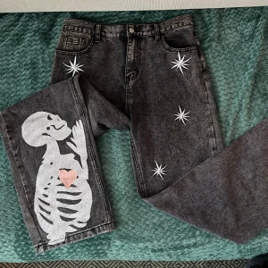 Broderade jeans y2k straight fit - passar 32x32, kvalitativ brodyr skitfina byxor 10/10